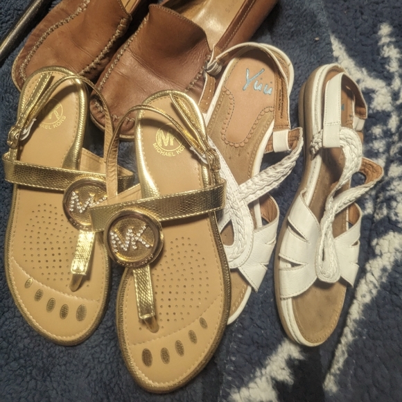 3 PAIRS Michael Kors plus 2 BONUS pairs. MINT ondition Aubrey Flip Flop 2 BONUS - Picture 1 of 11